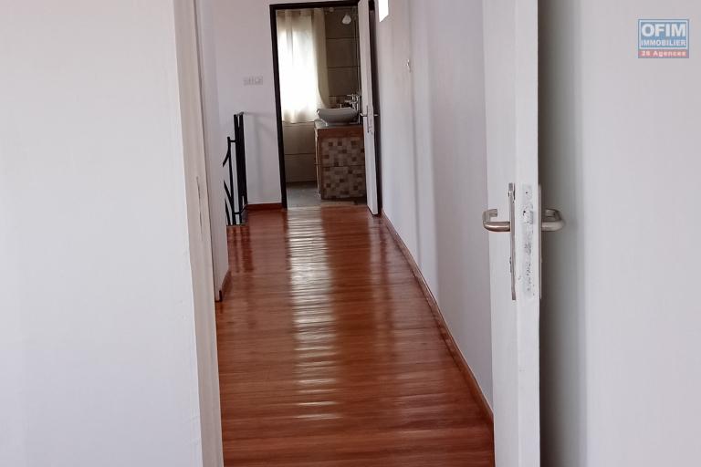 Une villa F4 à étage à Ambatomaro ( CONTACT LALAINA 034 08 583 76 )