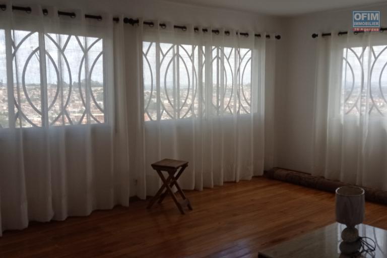 Une villa F4 à étage à Ambatomaro ( CONTACT LALAINA 034 08 583 76 )