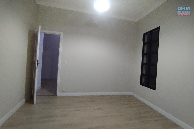 A louer, belle maison F4 à étage,  neuve de style traditionnel, à  usage mixte en plein centre sur Behoririka - Antananarivo