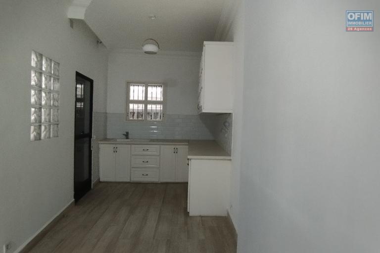 A louer, belle maison F4 à étage,  neuve de style traditionnel, à  usage mixte en plein centre sur Behoririka - Antananarivo