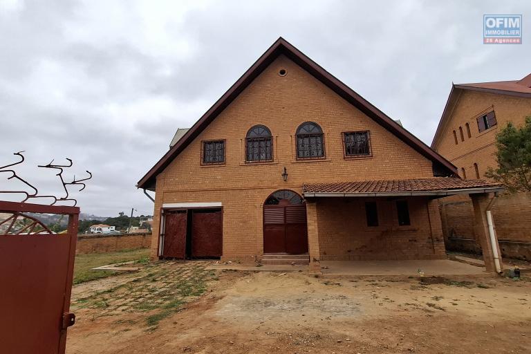 Villa F4 en location sur Ambohitrarahaba à environ 2 minutes de la route principale et moins de10min du lycée français