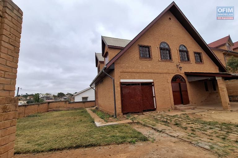 Villa F4 en location sur Ambohitrarahaba à environ 2 minutes de la route principale et moins de10min du lycée français