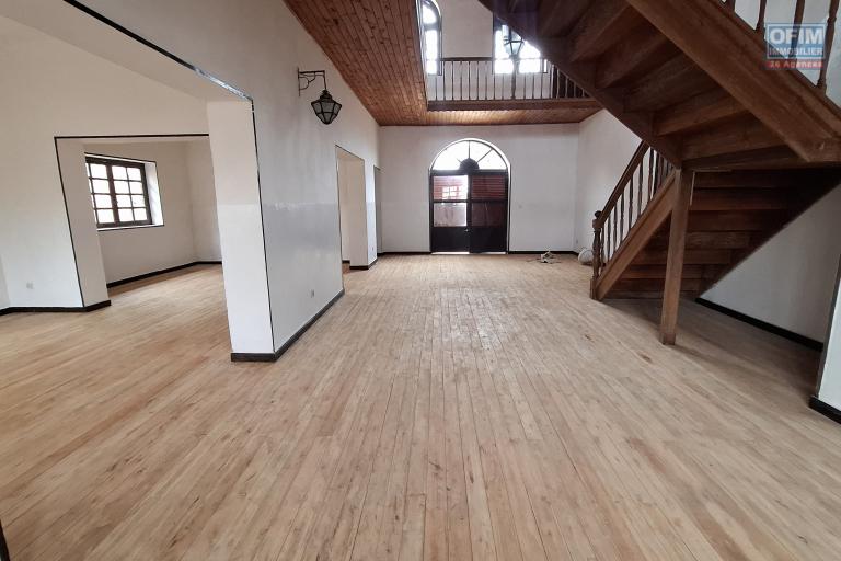 Villa F4 en location sur Ambohitrarahaba à environ 2 minutes de la route principale et moins de10min du lycée français