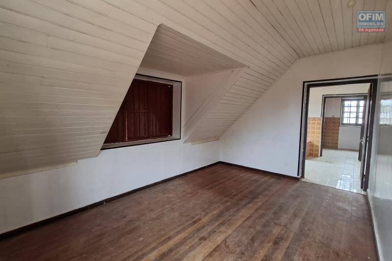 Villa F4 en location sur Ambohitrarahaba à environ 2 minutes de la route principale et moins de10min du lycée français