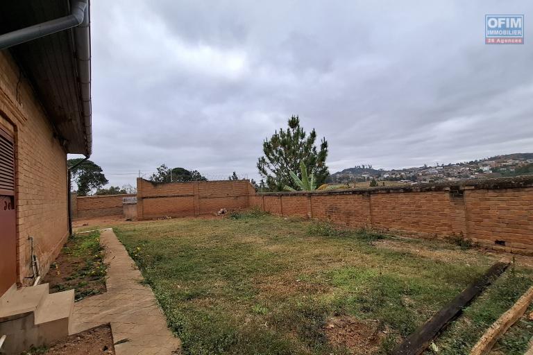 Villa F4 en location sur Ambohitrarahaba à environ 2 minutes de la route principale et moins de10min du lycée français