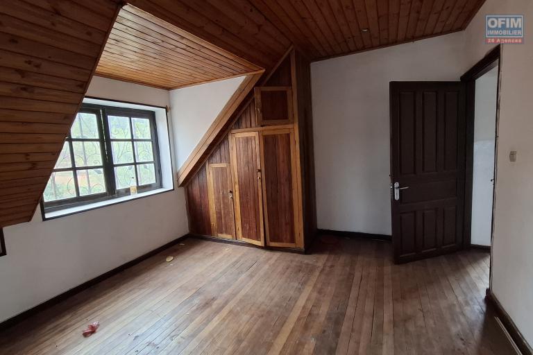 Villa F4 en location sur Ambohitrarahaba à environ 2 minutes de la route principale et moins de10min du lycée français