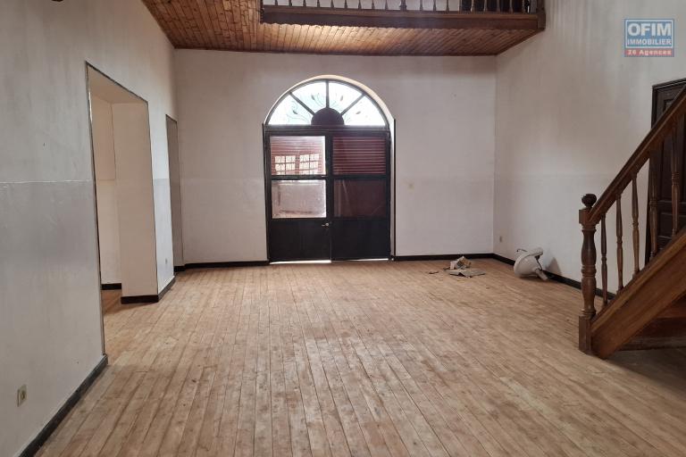 Villa F4 en location sur Ambohitrarahaba à environ 2 minutes de la route principale et moins de10min du lycée français