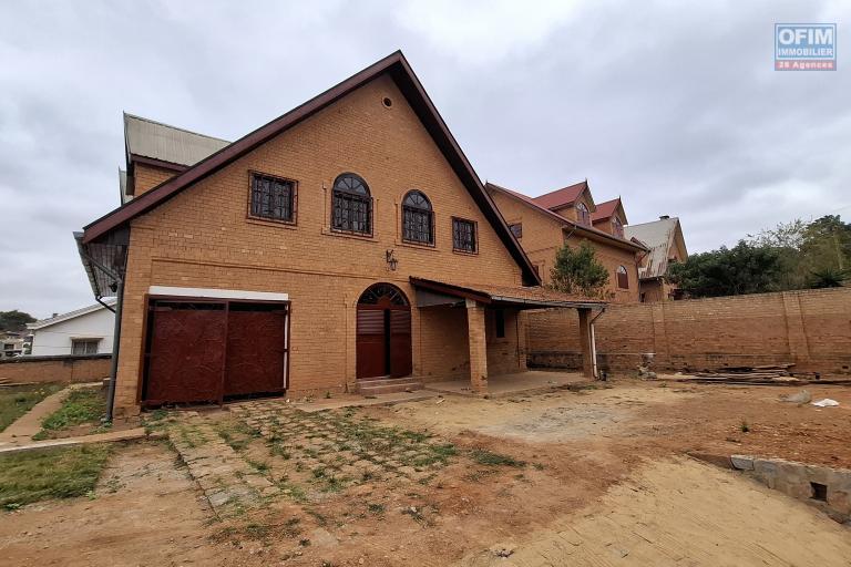 Villa F4 en location sur Ambohitrarahaba à environ 2 minutes de la route principale et moins de10min du lycée français