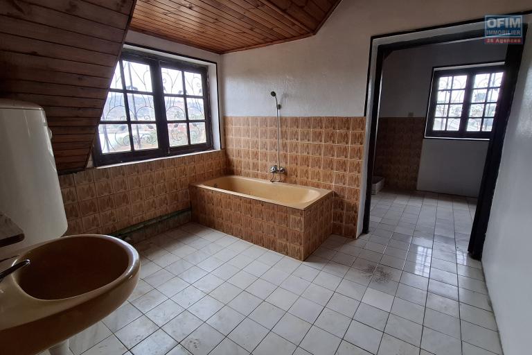 Villa F4 en location sur Ambohitrarahaba à environ 2 minutes de la route principale et moins de10min du lycée français