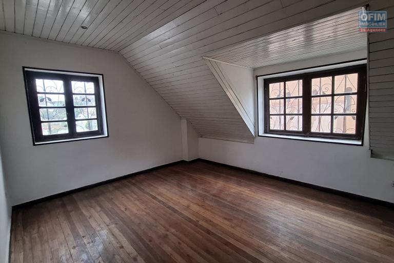 Villa F4 en location sur Ambohitrarahaba à environ 2 minutes de la route principale et moins de10min du lycée français