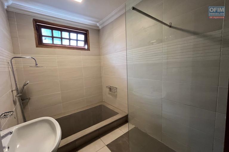 Une villa basse F4 dans une petite résidence à Ilafy