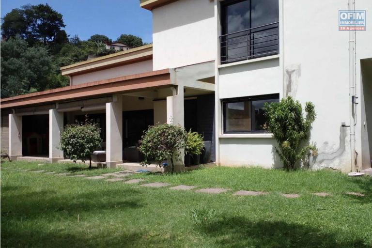 A vendre, belle villa F7 de  standing sur 1500 M2 de terrain sur Ambatoroka- Antananarivo