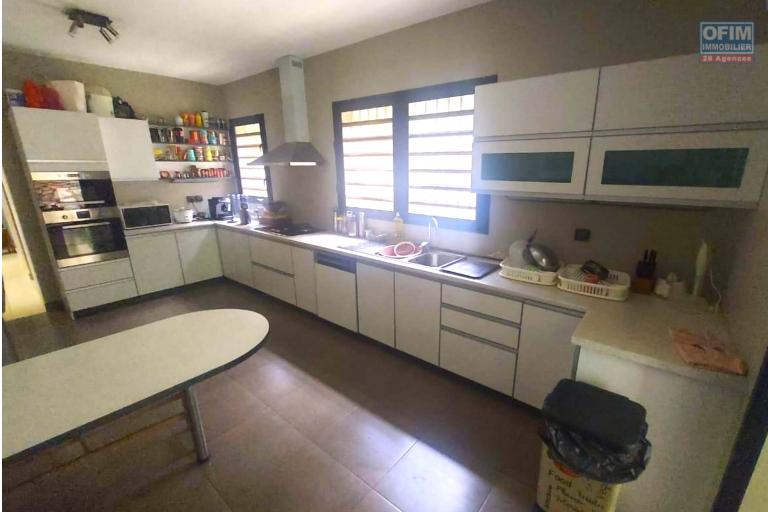 A vendre, belle villa F7 de  standing sur 1500 M2 de terrain sur Ambatoroka- Antananarivo