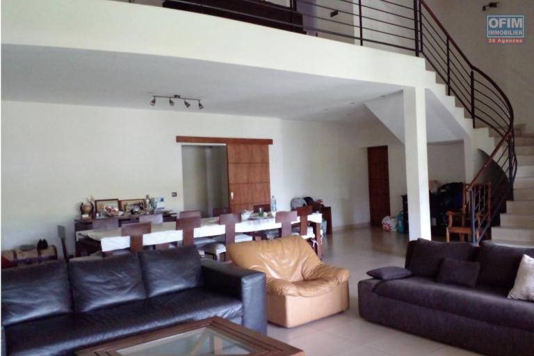 A vendre, belle villa F7 de  standing sur 1500 M2 de terrain sur Ambatoroka- Antananarivo