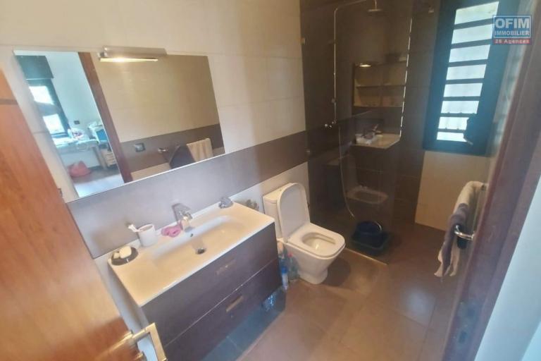 A vendre, belle villa F7 de  standing sur 1500 M2 de terrain sur Ambatoroka- Antananarivo
