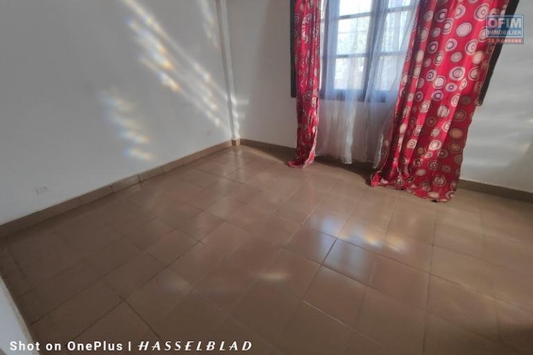 A louer Villa F5 + F2 semi meublé sur Talatamaty