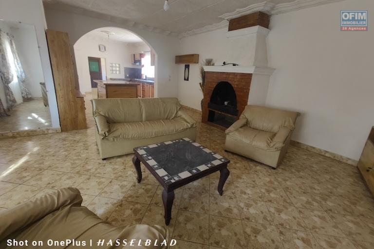 A louer Villa F5 + F2 semi meublé sur Talatamaty