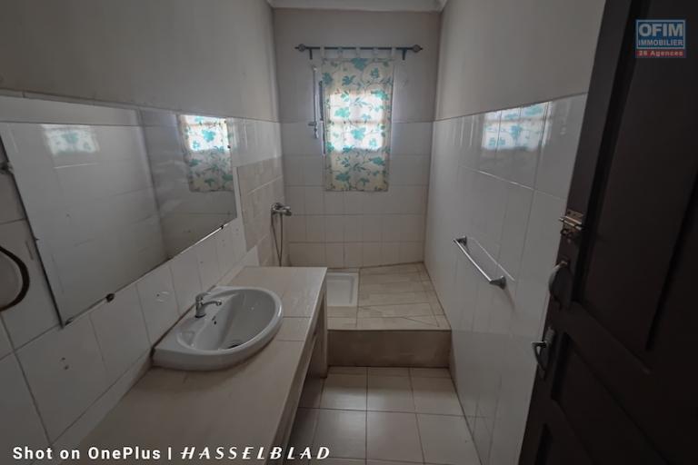 A louer Villa F5 + F2 semi meublé sur Talatamaty