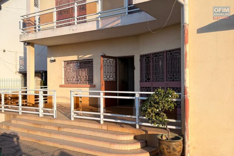 OFIM propose en location deux villas mitoyennes à usage professionnelle sur Antsakaviro en bord de route avec un grand parking.
