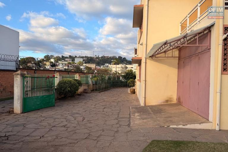 OFIM propose en location deux villas mitoyennes à usage professionnelle sur Antsakaviro en bord de route avec un grand parking.