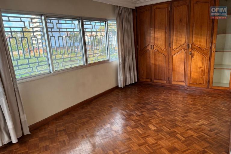 OFIM propose en location deux villas mitoyennes à usage professionnelle sur Antsakaviro en bord de route avec un grand parking.