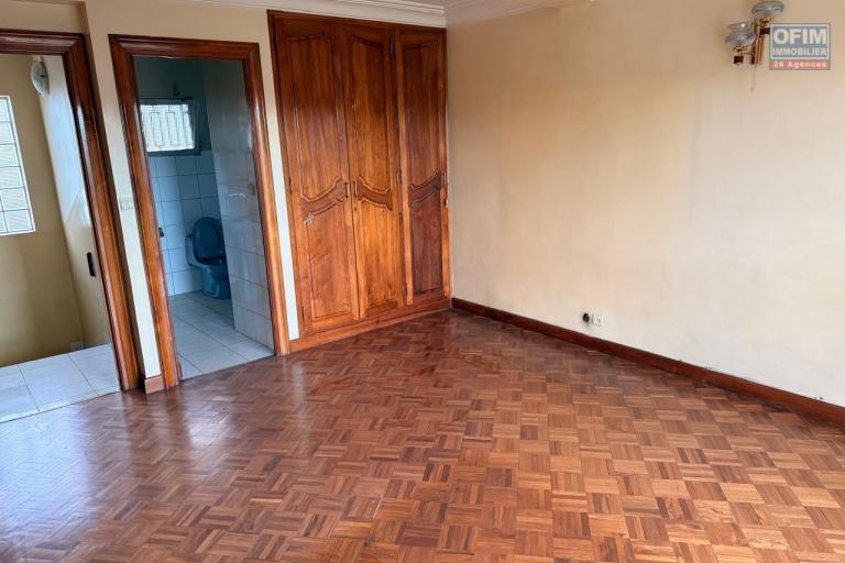 OFIM propose en location deux villas mitoyennes à usage professionnelle sur Antsakaviro en bord de route avec un grand parking.