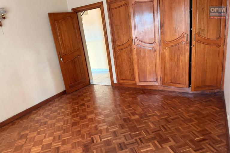 OFIM propose en location deux villas mitoyennes à usage professionnelle sur Antsakaviro en bord de route avec un grand parking.