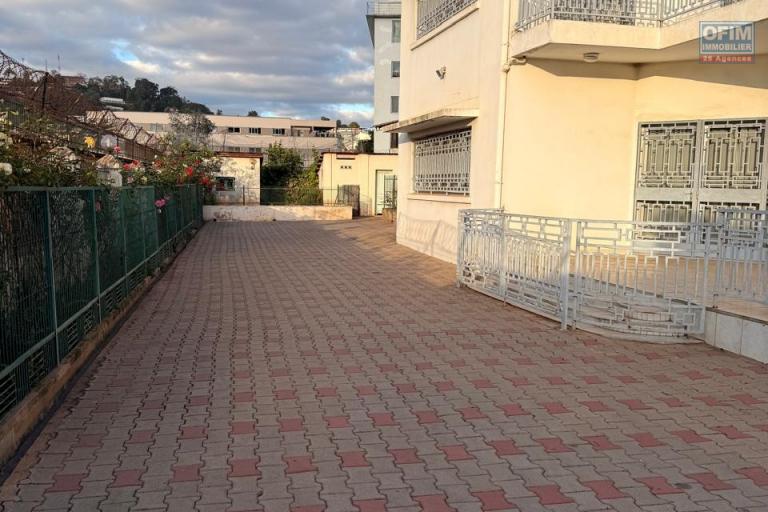 OFIM propose en location deux villas mitoyennes à usage professionnelle sur Antsakaviro en bord de route avec un grand parking.
