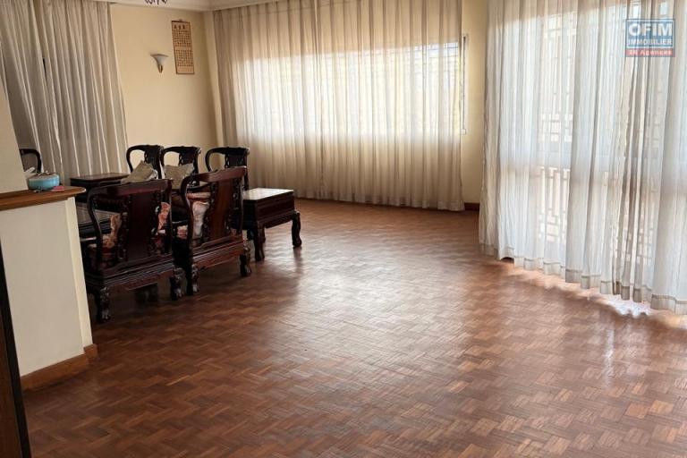 OFIM propose en location deux villas mitoyennes à usage professionnelle sur Antsakaviro en bord de route avec un grand parking.