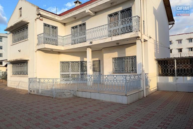 OFIM propose en location deux villas mitoyennes à usage professionnelle sur Antsakaviro en bord de route avec un grand parking.