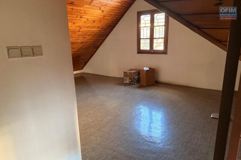 OFIM propose en location deux villas mitoyennes à usage professionnelle sur Antsakaviro en bord de route avec un grand parking.