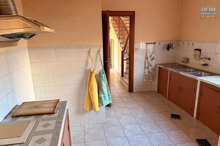 OFIM propose en location deux villas mitoyennes à usage professionnelle sur Antsakaviro en bord de route avec un grand parking.
