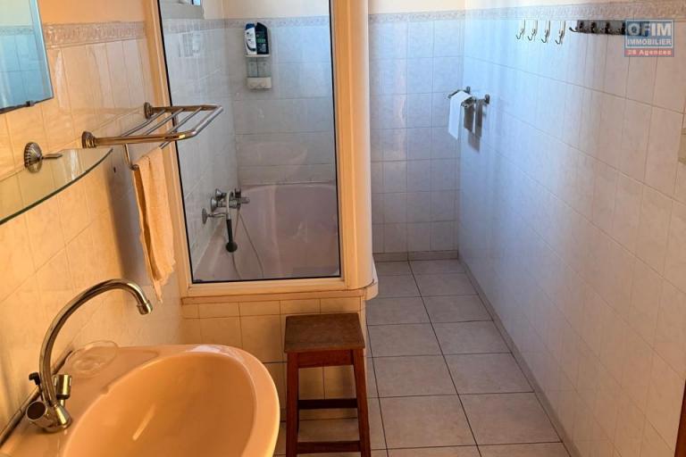 OFIM propose en location deux villas mitoyennes à usage professionnelle sur Antsakaviro en bord de route avec un grand parking.