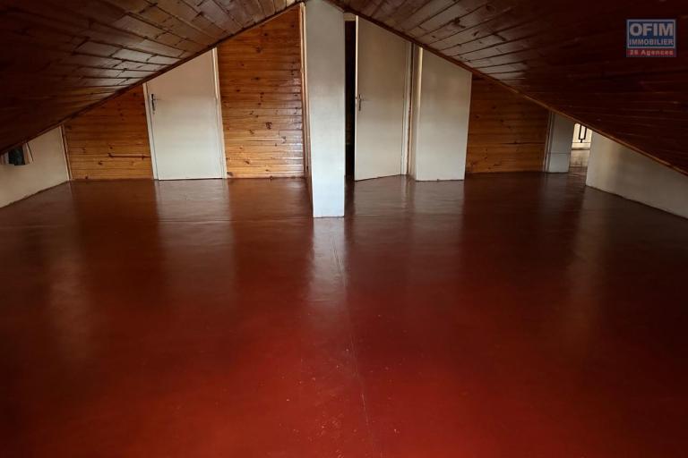 OFIM propose en location deux villas mitoyennes à usage professionnelle sur Antsakaviro en bord de route avec un grand parking.