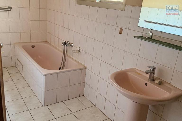 OFIM propose en location deux villas mitoyennes à usage professionnelle sur Antsakaviro en bord de route avec un grand parking.