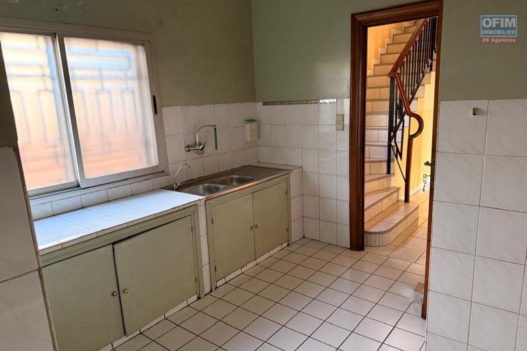 OFIM propose en location deux villas mitoyennes à usage professionnelle sur Antsakaviro en bord de route avec un grand parking.