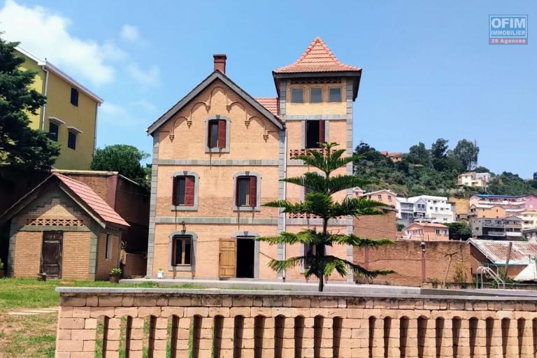 OFIM loue une villa F6 avec piscine nichée sur un terrain de 2700m2 sur Itaosy Ambohidrapeto à usage habitation ou professionnel.