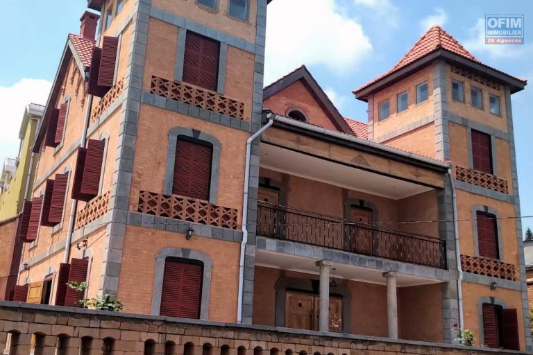 OFIM loue une villa F6 avec piscine nichée sur un terrain de 2700m2 sur Itaosy Ambohidrapeto à usage habitation ou professionnel.