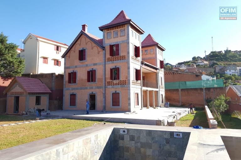 OFIM loue une villa F6 avec piscine nichée sur un terrain de 2700m2 sur Itaosy Ambohidrapeto à usage habitation ou professionnel.