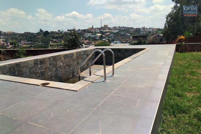 OFIM loue une villa F6 avec piscine nichée sur un terrain de 2700m2 sur Itaosy Ambohidrapeto à usage habitation ou professionnel.