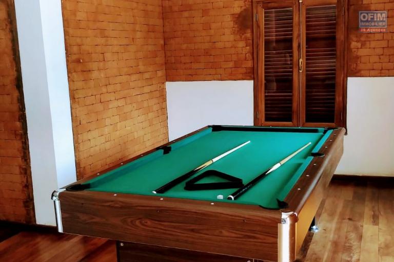 OFIM loue une villa F6 avec piscine nichée sur un terrain de 2700m2 sur Itaosy Ambohidrapeto à usage habitation ou professionnel.