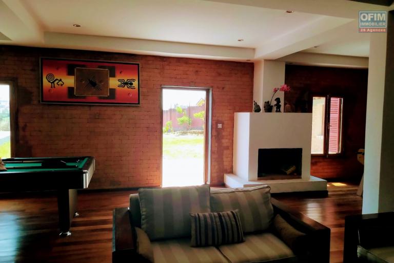 OFIM loue une villa F6 avec piscine nichée sur un terrain de 2700m2 sur Itaosy Ambohidrapeto à usage habitation ou professionnel.