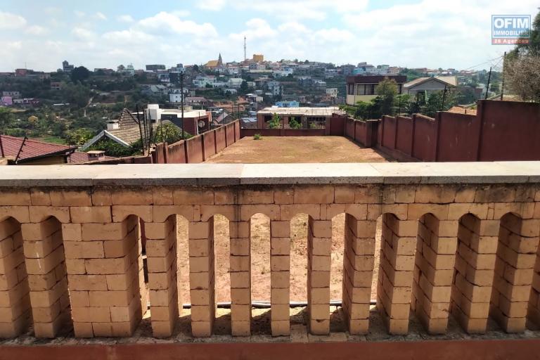 OFIM loue une villa F6 avec piscine nichée sur un terrain de 2700m2 sur Itaosy Ambohidrapeto à usage habitation ou professionnel.