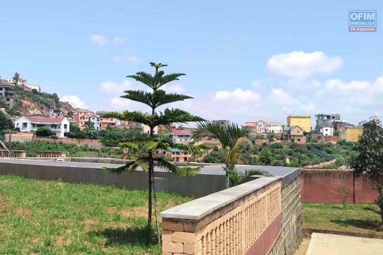 OFIM loue une villa F6 avec piscine nichée sur un terrain de 2700m2 sur Itaosy Ambohidrapeto à usage habitation ou professionnel.