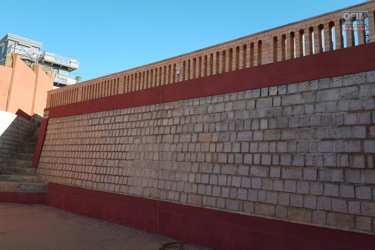 OFIM loue une villa F6 avec piscine nichée sur un terrain de 2700m2 sur Itaosy Ambohidrapeto à usage habitation ou professionnel.