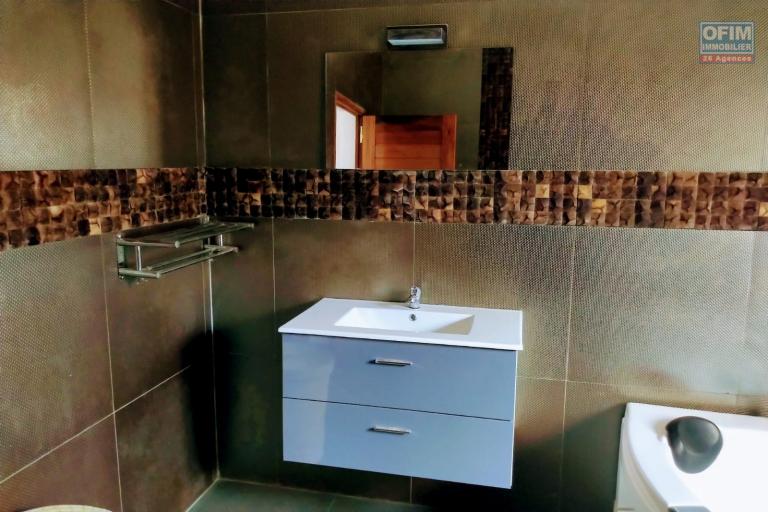 OFIM loue une villa F6 avec piscine nichée sur un terrain de 2700m2 sur Itaosy Ambohidrapeto à usage habitation ou professionnel.