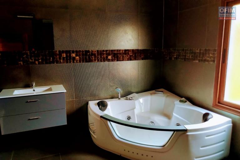OFIM loue une villa F6 avec piscine nichée sur un terrain de 2700m2 sur Itaosy Ambohidrapeto à usage habitation ou professionnel.