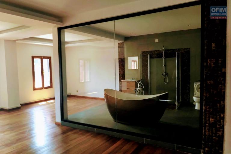 OFIM loue une villa F6 avec piscine nichée sur un terrain de 2700m2 sur Itaosy Ambohidrapeto à usage habitation ou professionnel.