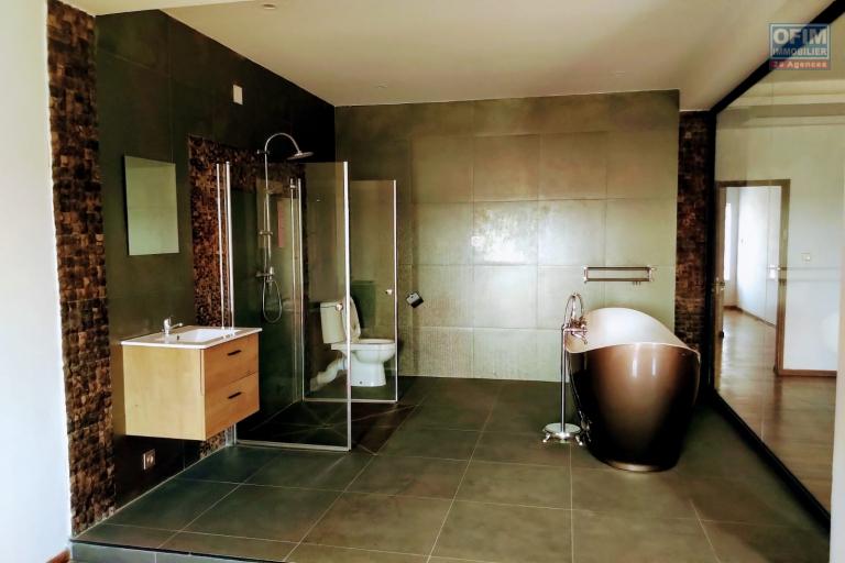 OFIM loue une villa F6 avec piscine nichée sur un terrain de 2700m2 sur Itaosy Ambohidrapeto à usage habitation ou professionnel.