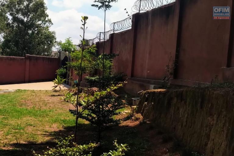 OFIM loue une villa F6 avec piscine nichée sur un terrain de 2700m2 sur Itaosy Ambohidrapeto à usage habitation ou professionnel.